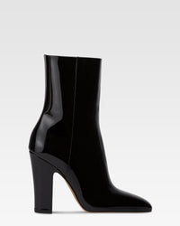 Ankle boots in black patent leather. — Black
