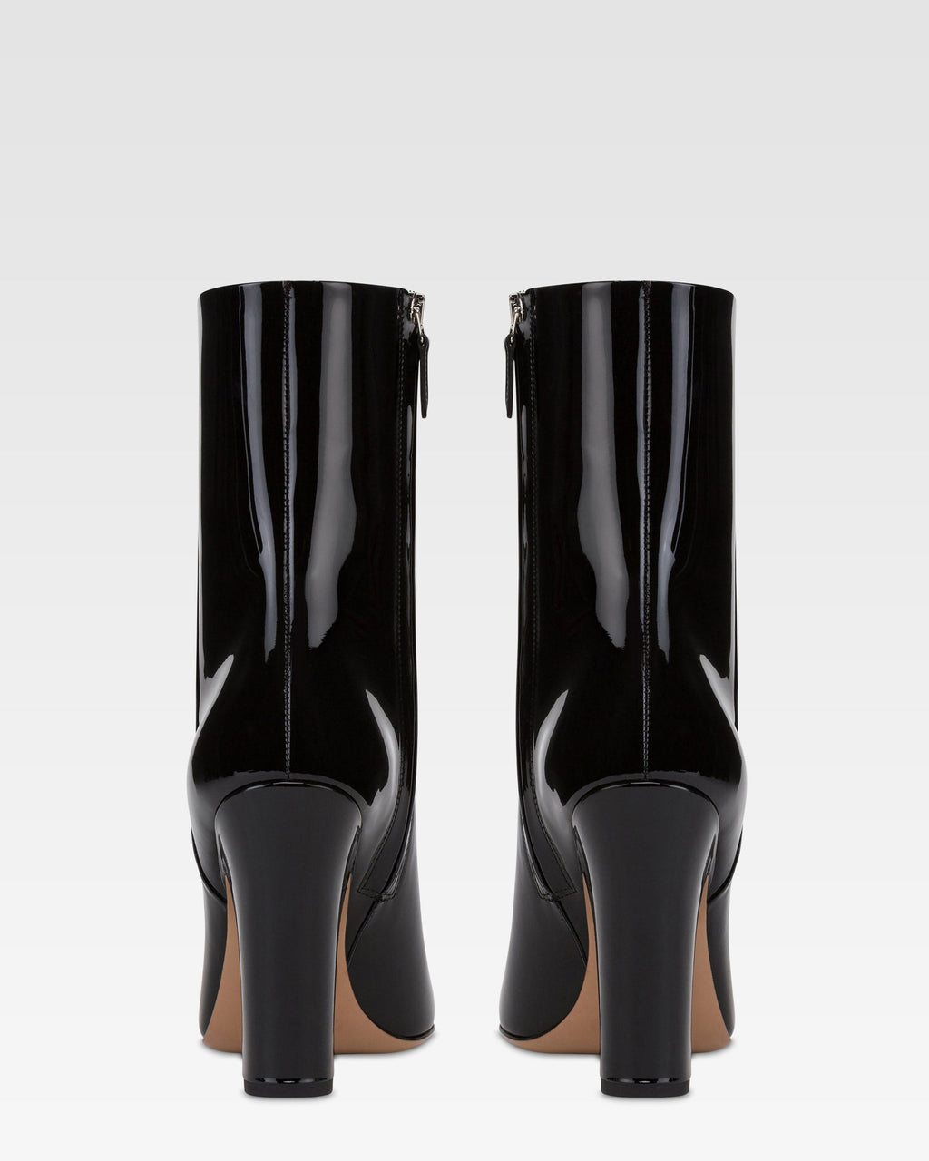 Botines de charol de color negro.