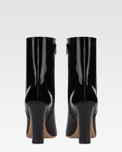 Botines de charol de color negro.