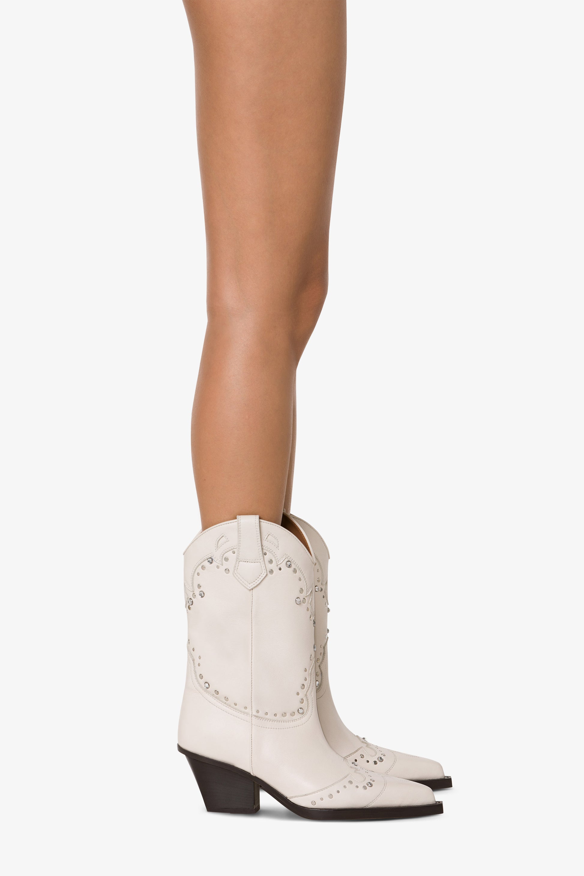 Boots in nickel-studded milk white leather