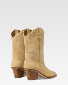 Bottes en cuir suede avec des clous argentes