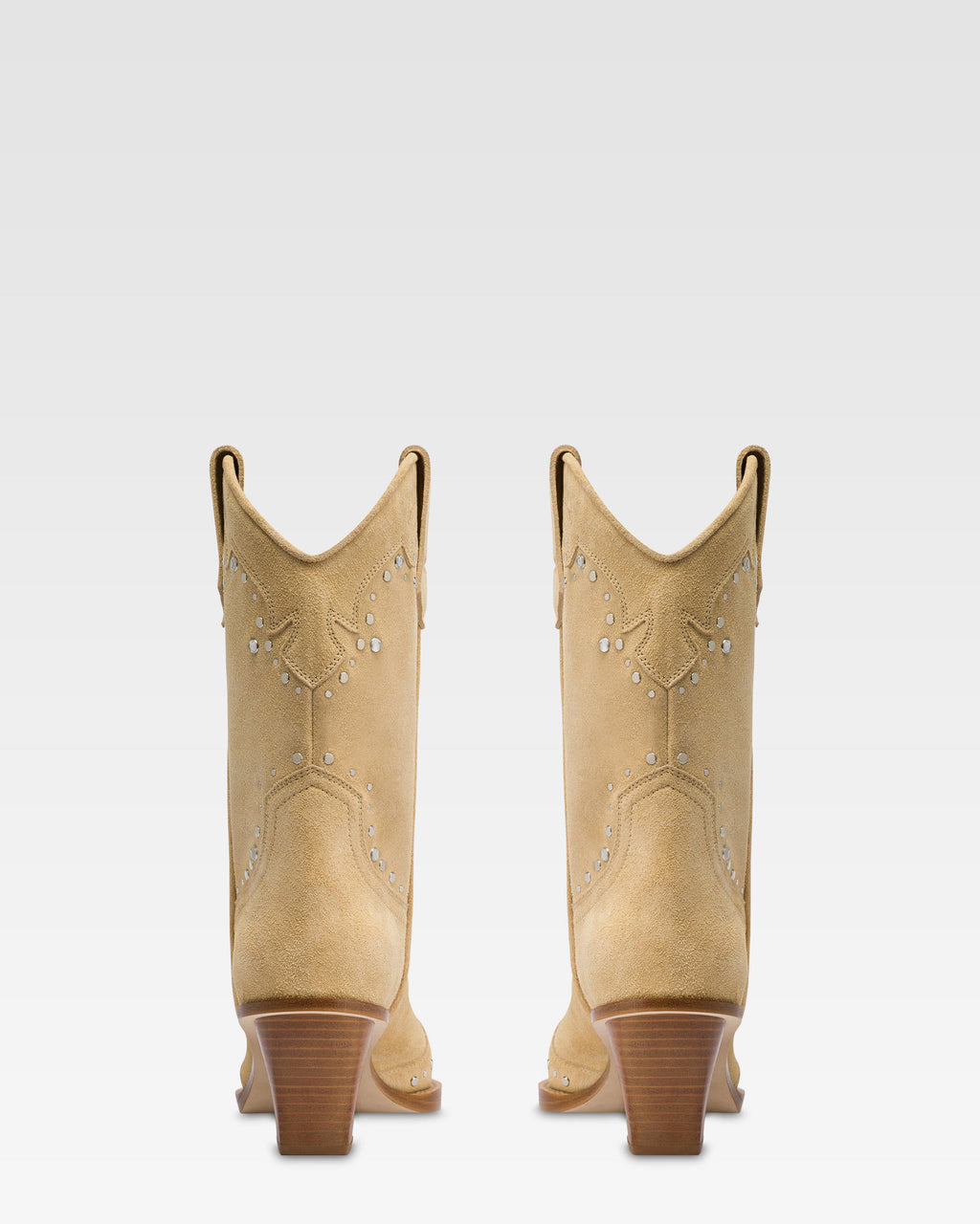 Bottes en cuir suede avec des clous argentes