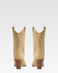 Bottes en cuir suede avec des clous argentes