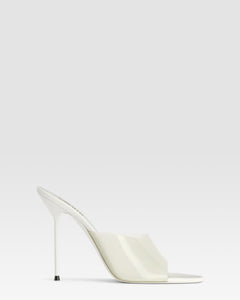 Mules in latte patent leather