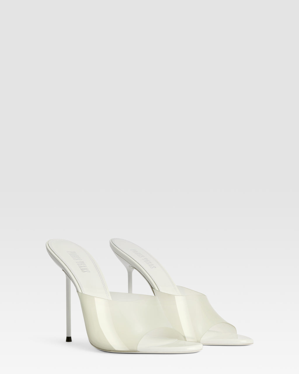 Mules in latte patent leather