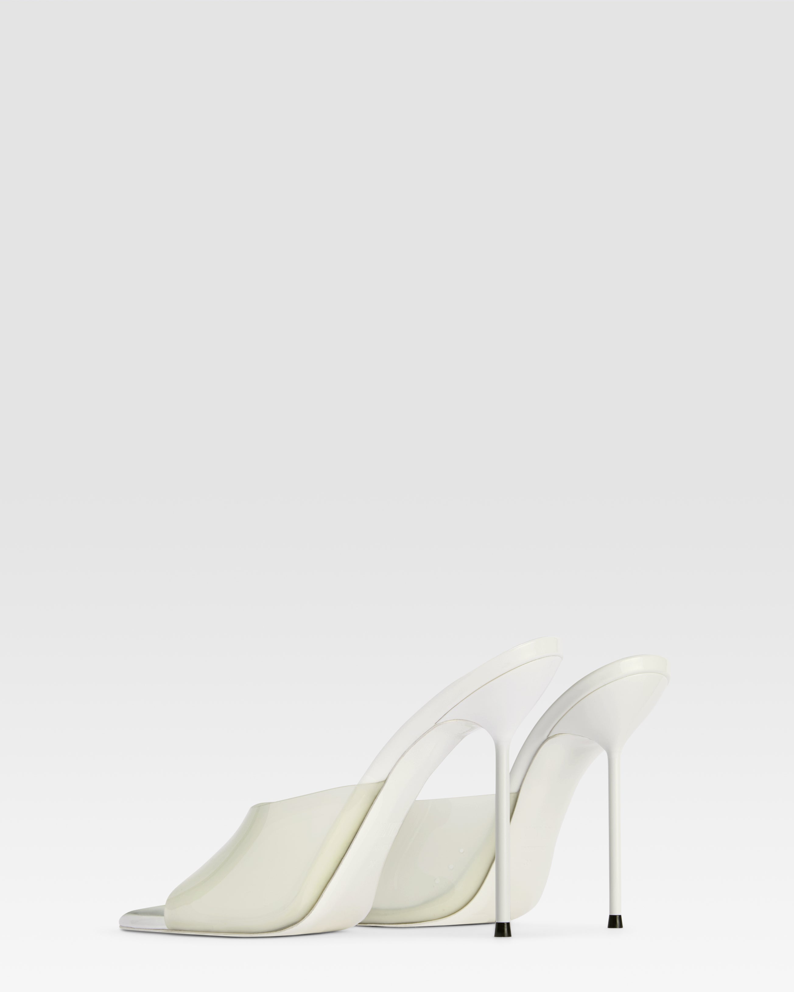 Mules in latte patent leather