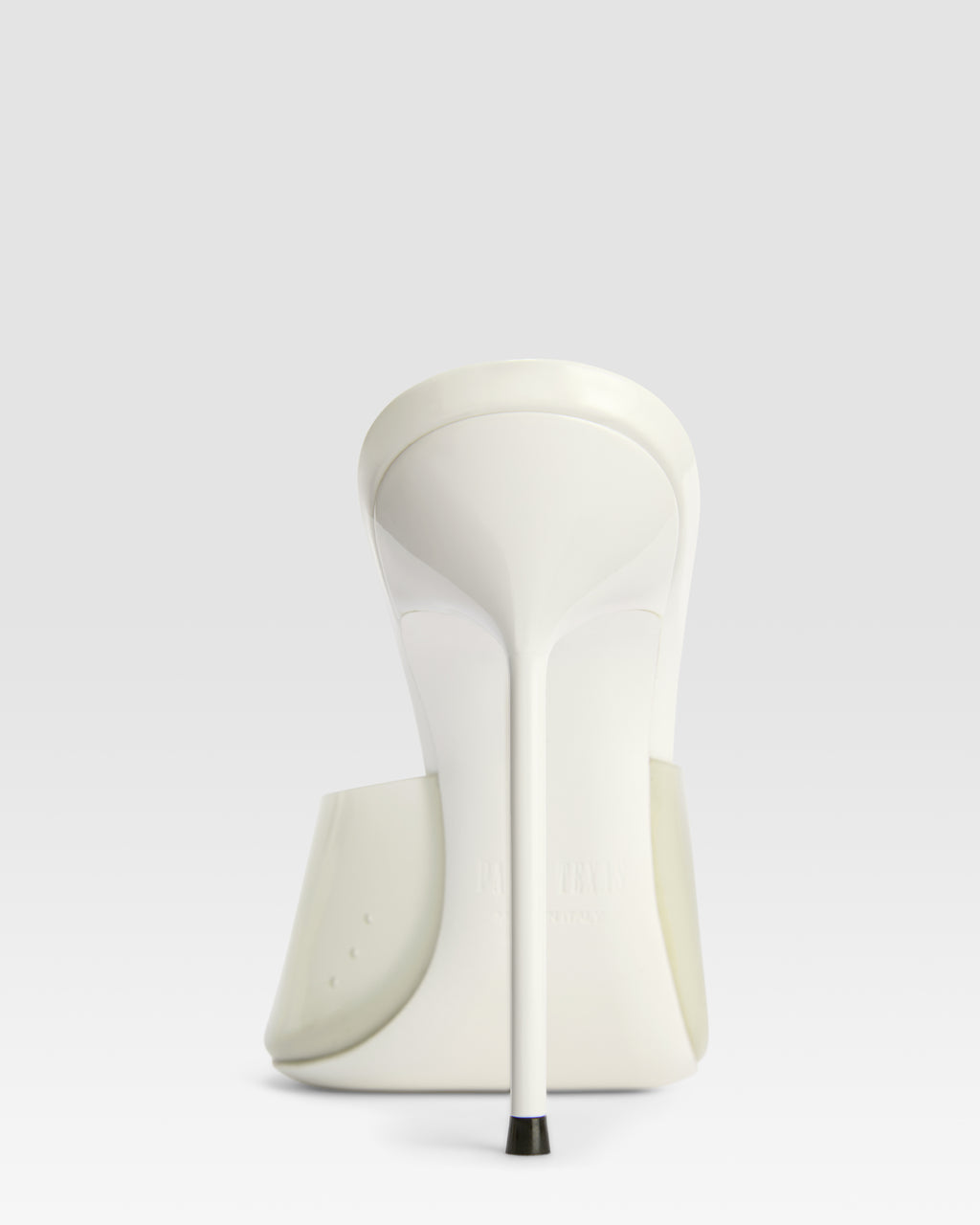 Mules in latte patent leather