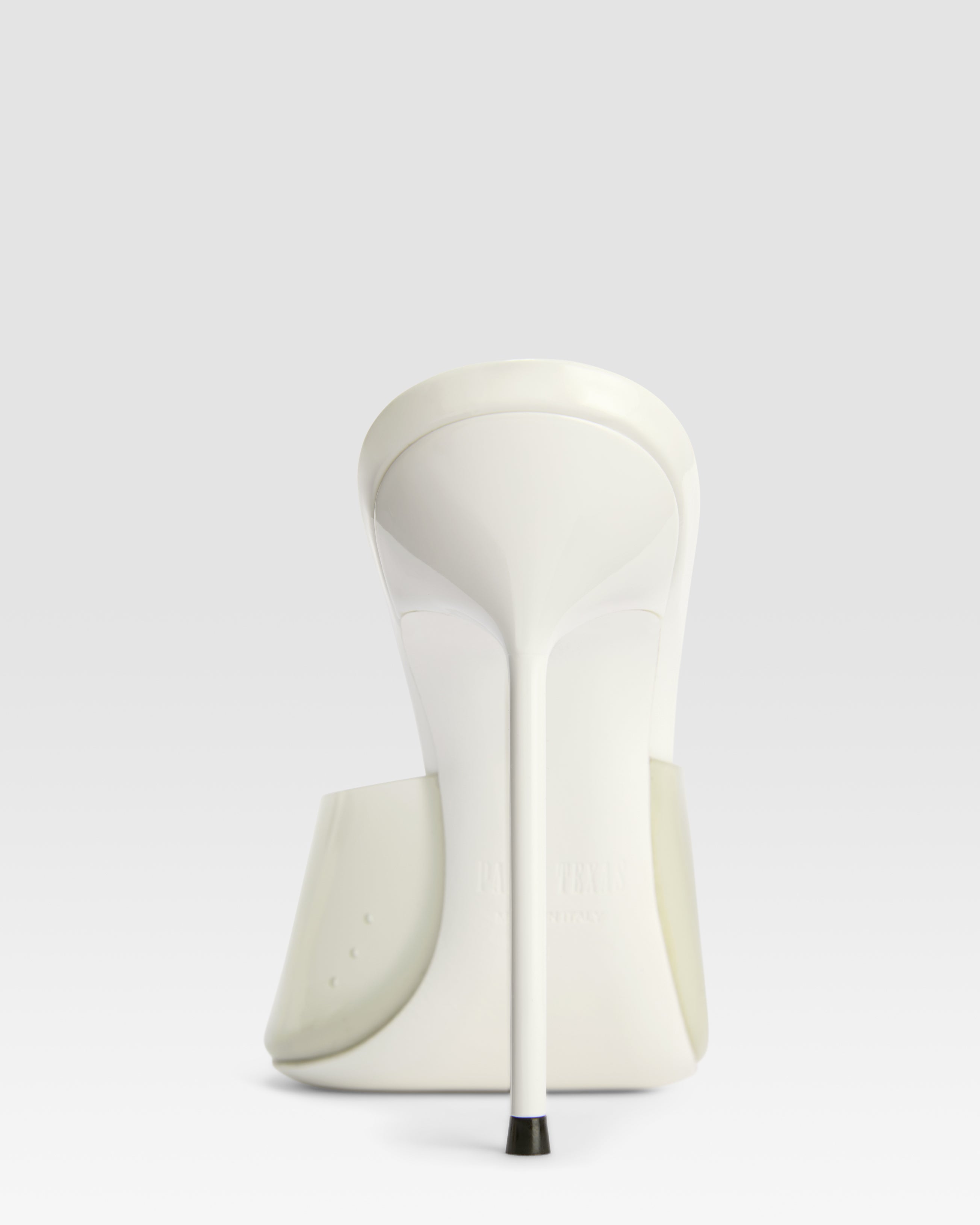 Mules in latte patent leather