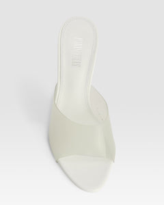 Mules in latte patent leather