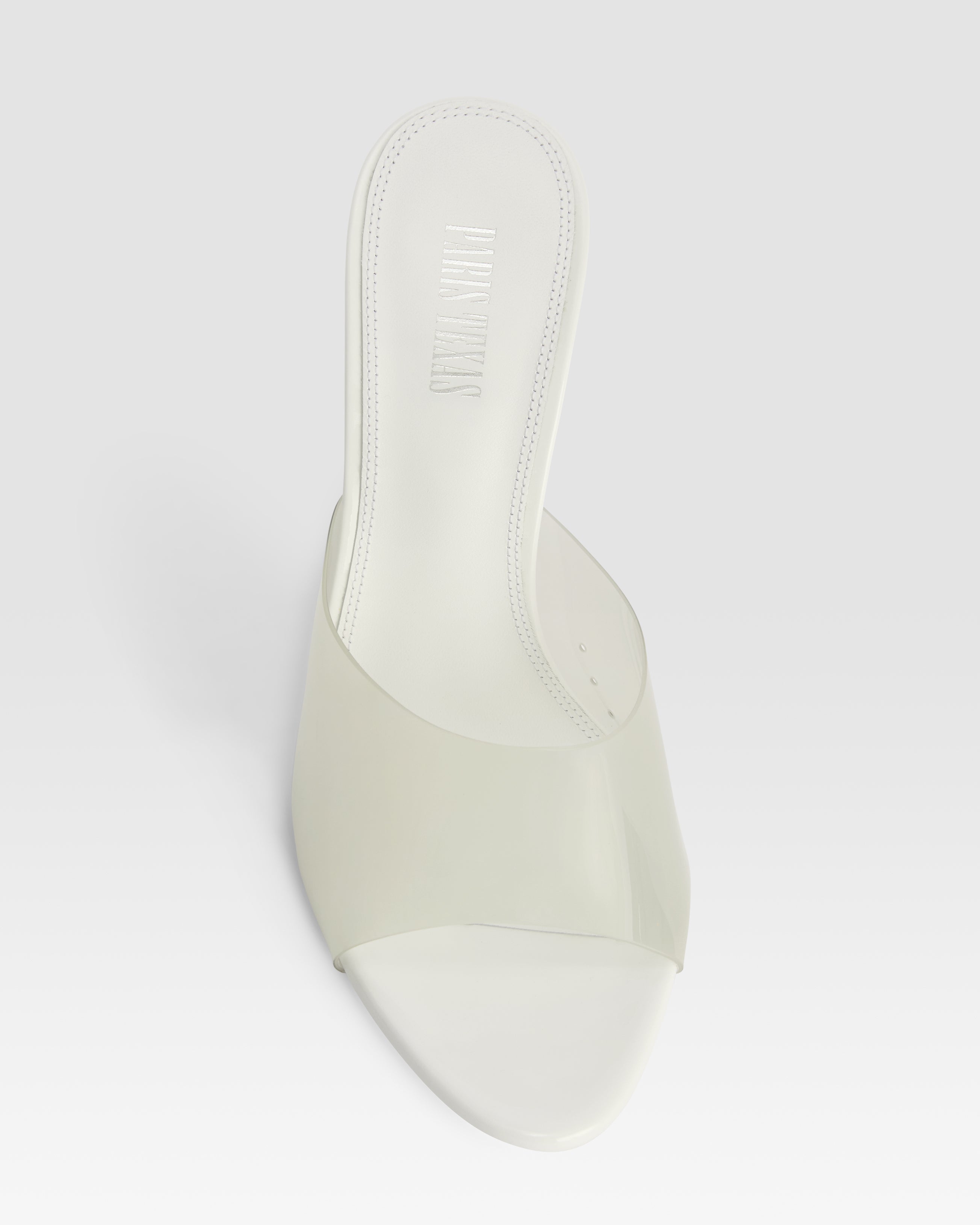 Mules in latte patent leather