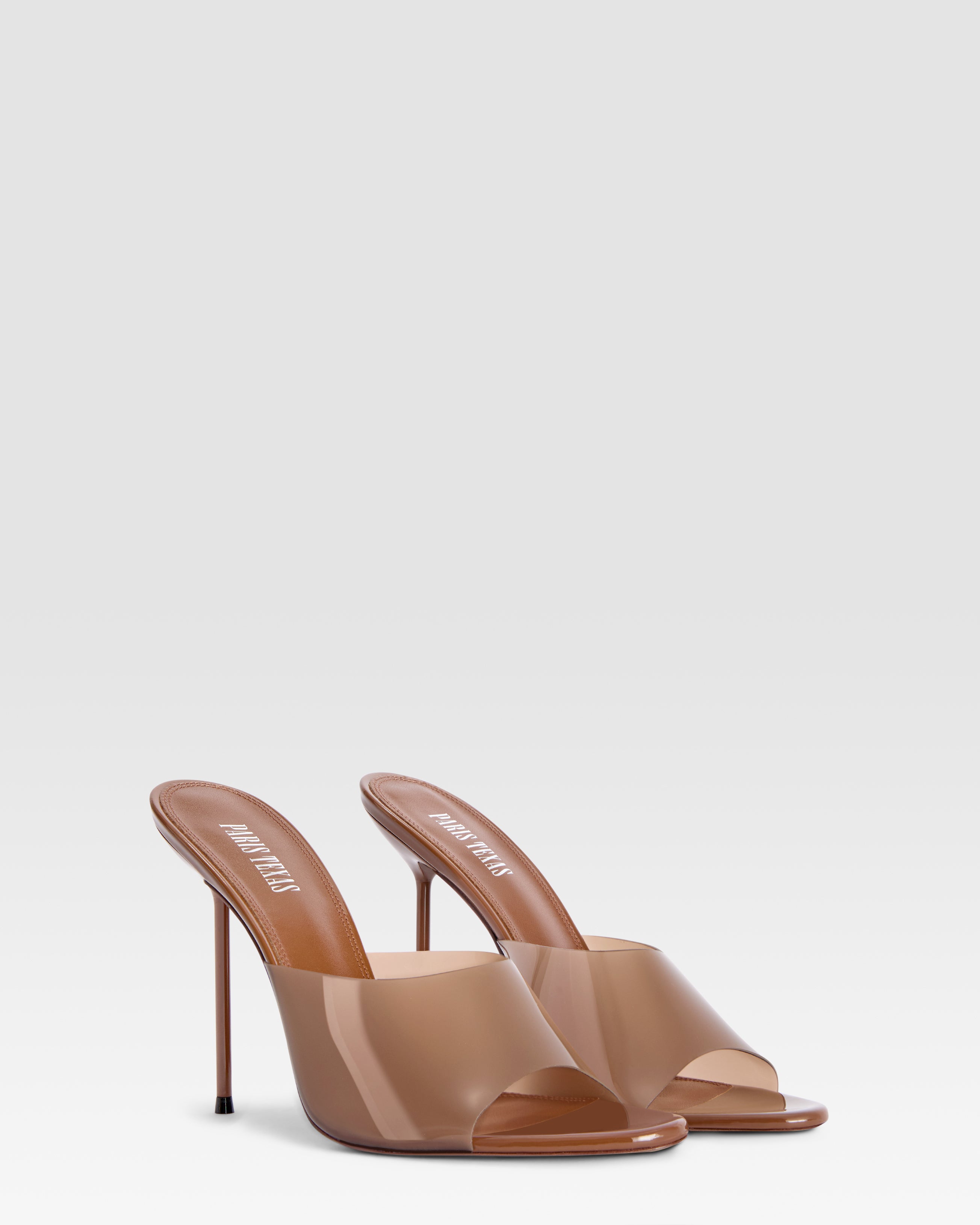 Mules in caramel patent leather