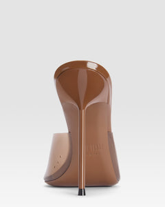 Mules in caramel patent leather