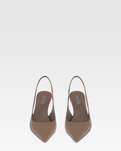 Slingbacks in taupe patent leather