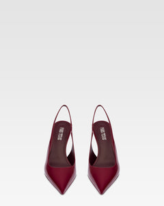 Slingbacks in rouge noir patent leather