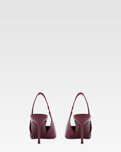 Slingbacks in rouge noir patent leather
