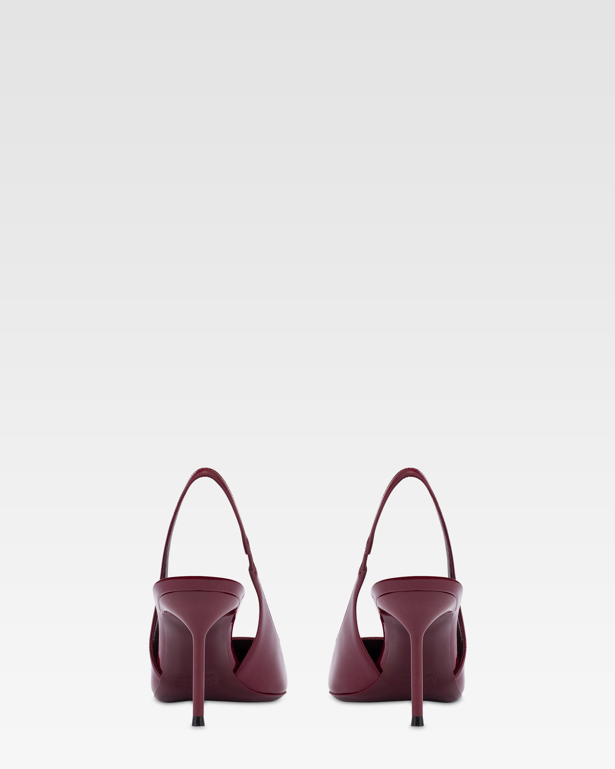 Slingbacks in rouge noir patent leather