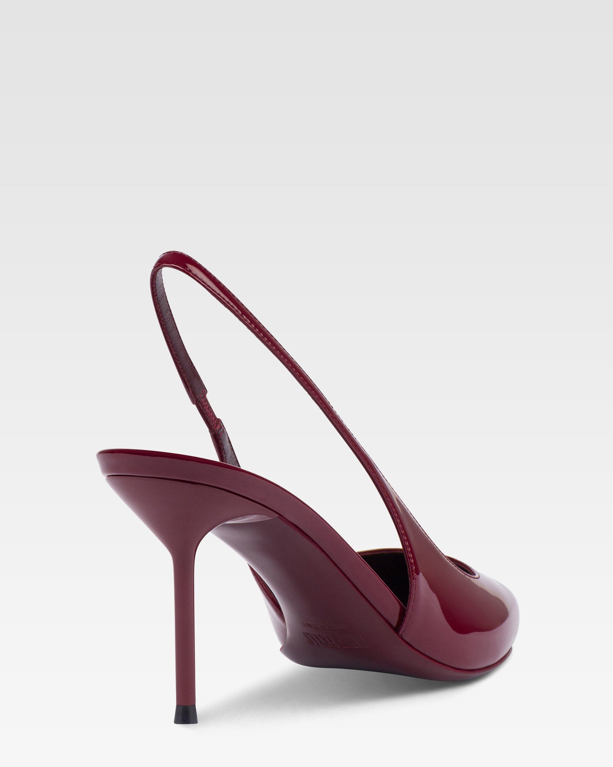 Slingbacks in rouge noir patent leather