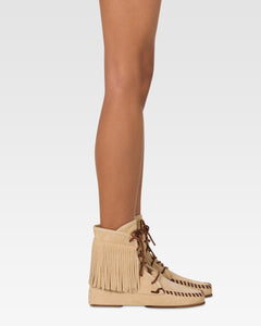 Boots in ecru suede leather