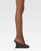 Sabots in raso nero con cristalli