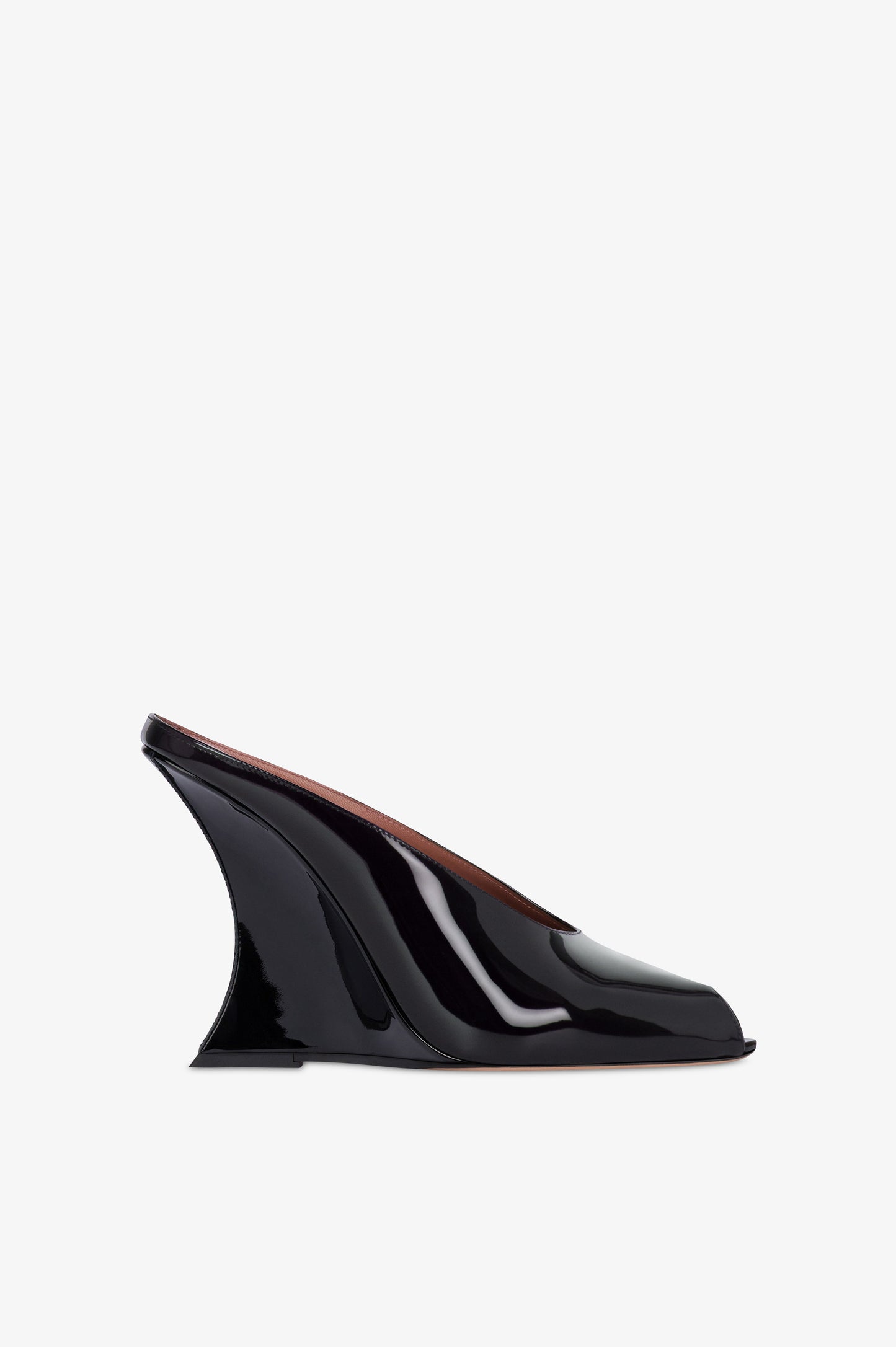 Zuecos de charol negro.