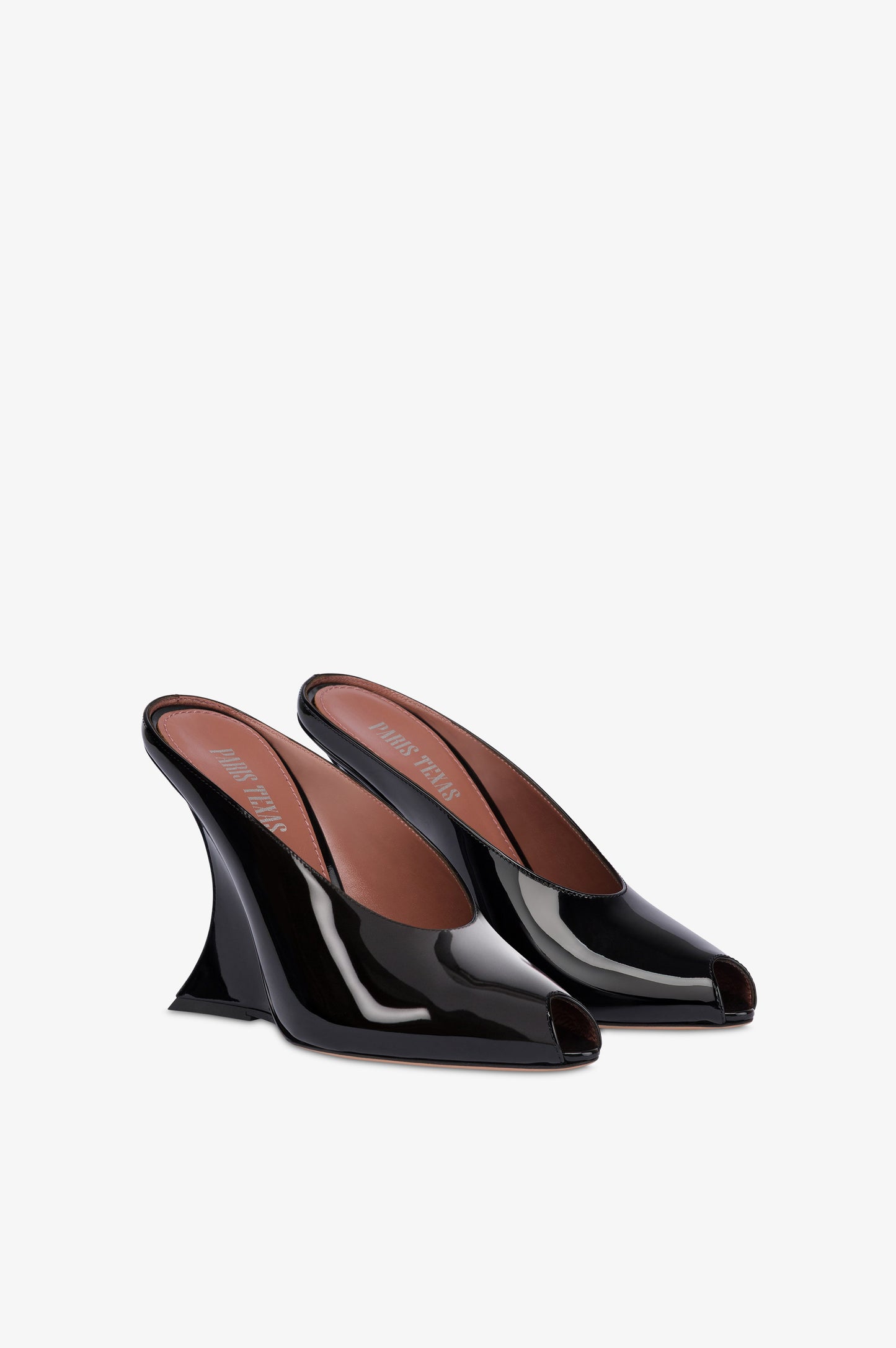 Zuecos de charol negro.