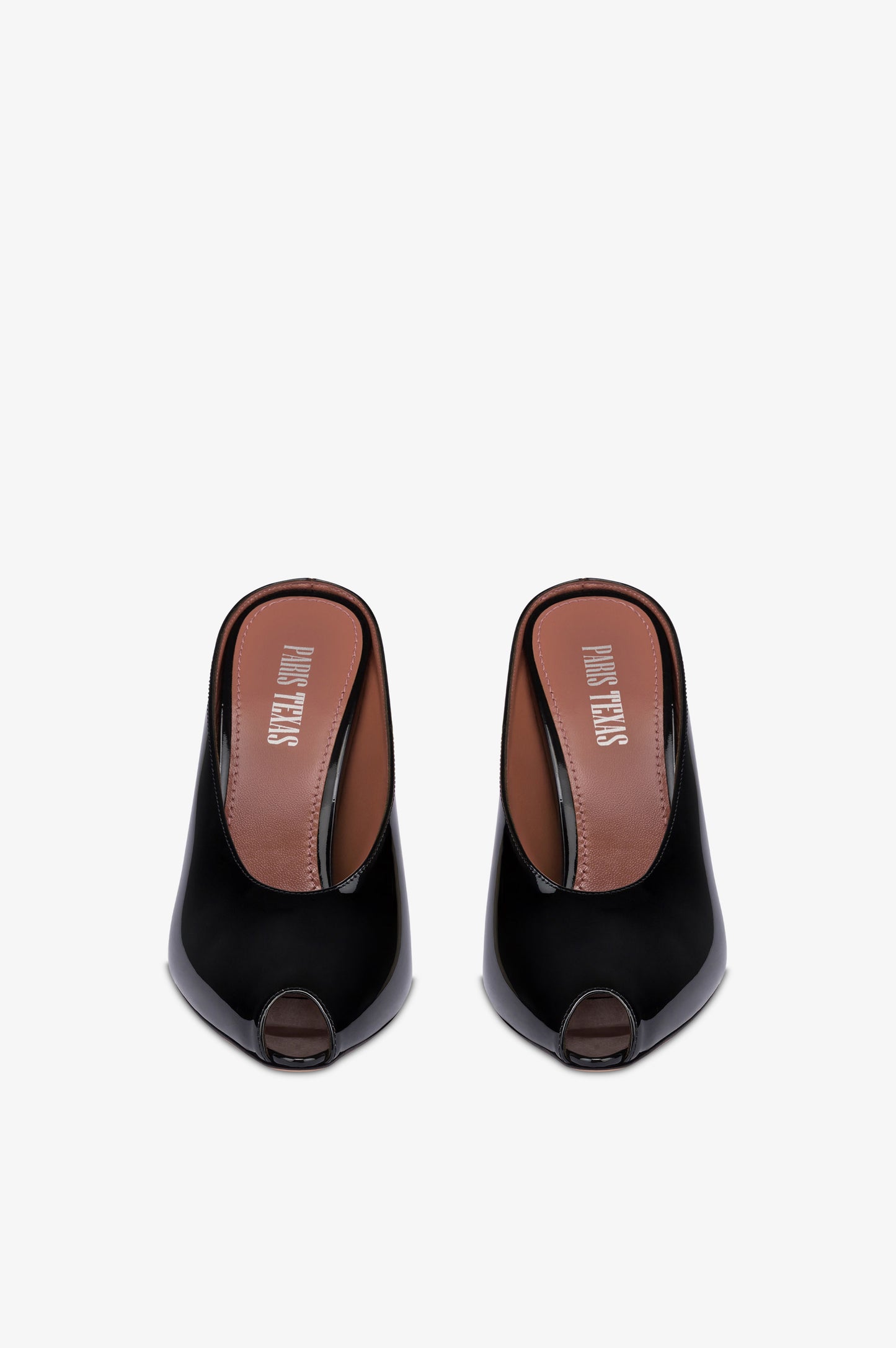 Zuecos de charol negro.