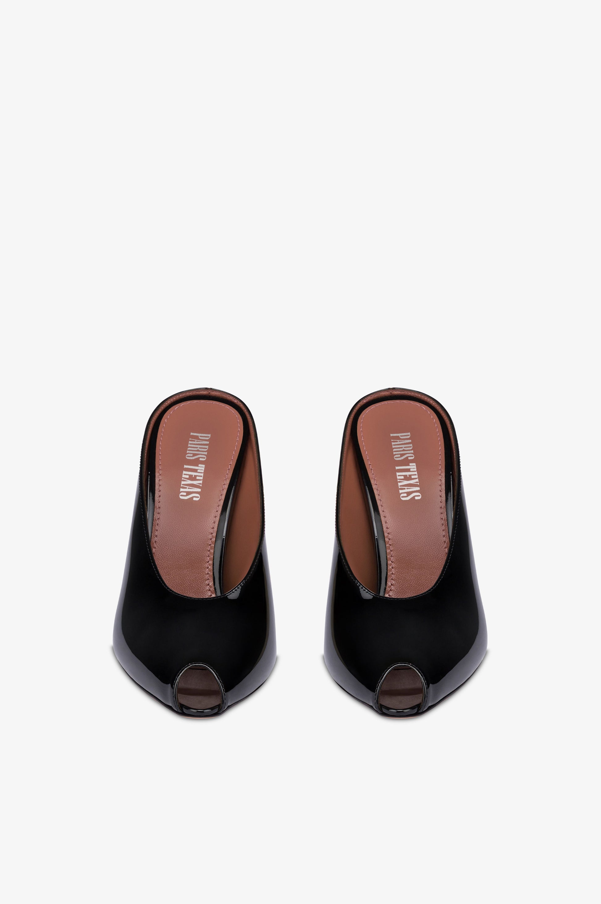 Zuecos de charol negro.