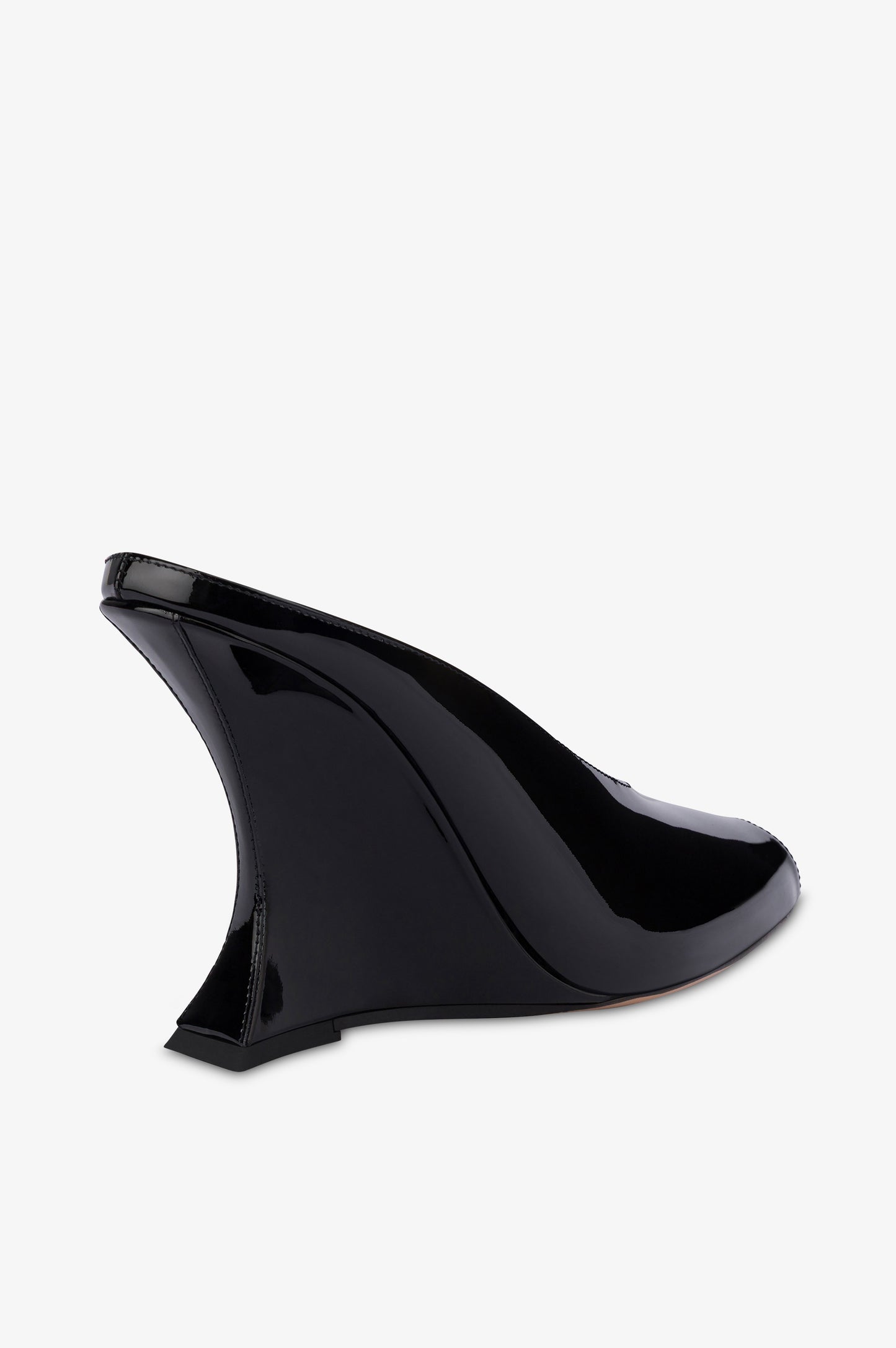 Zuecos de charol negro.