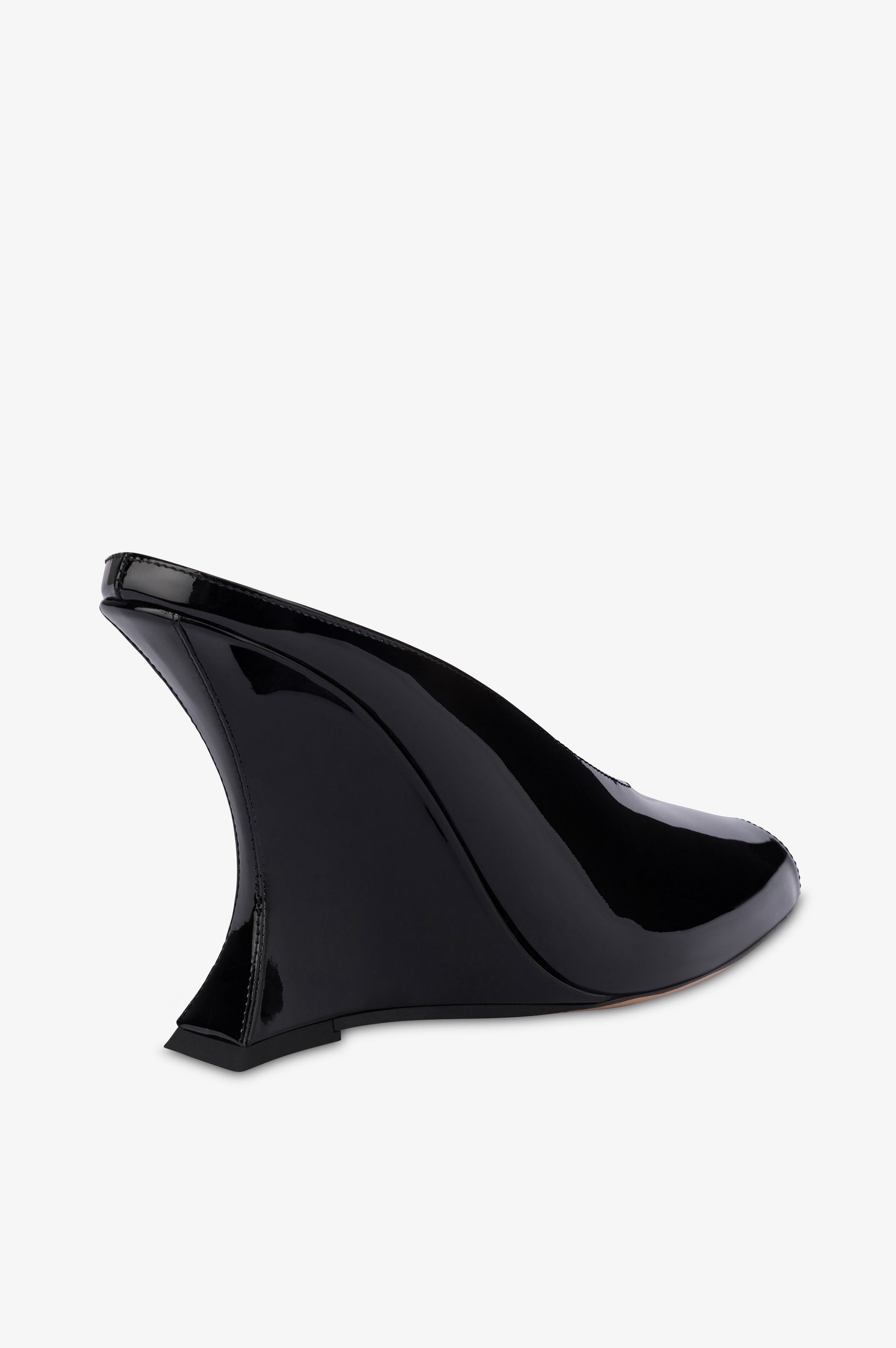 Zuecos de charol negro.