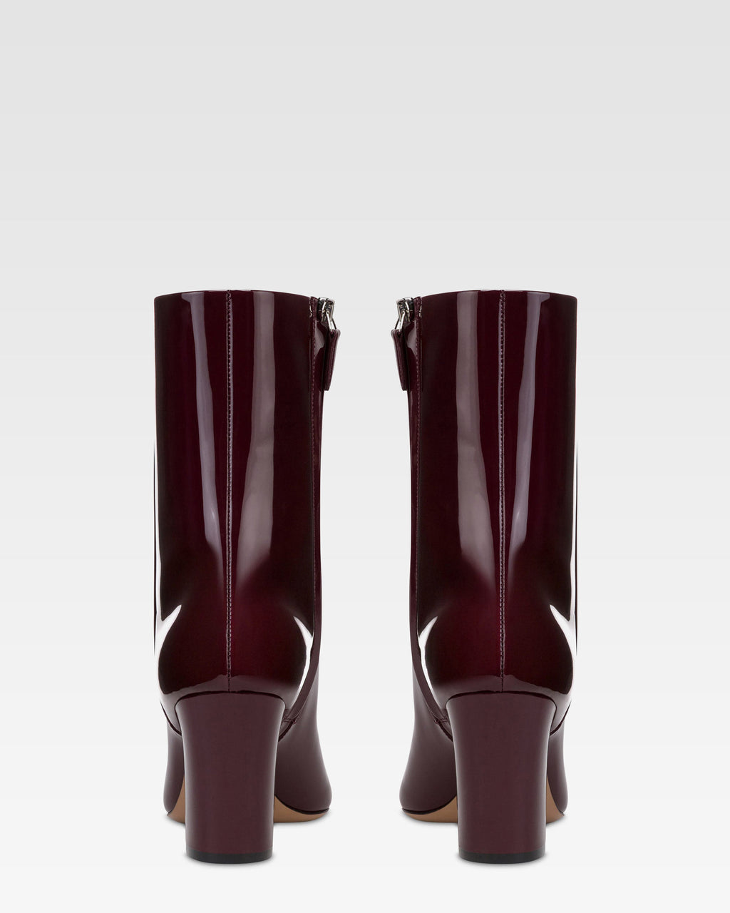 Stiefeletten aus Lackleder in der Farbe Rouge Noir.