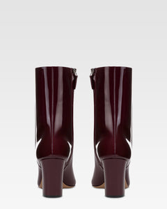 Stiefeletten aus Lackleder in der Farbe Rouge Noir.