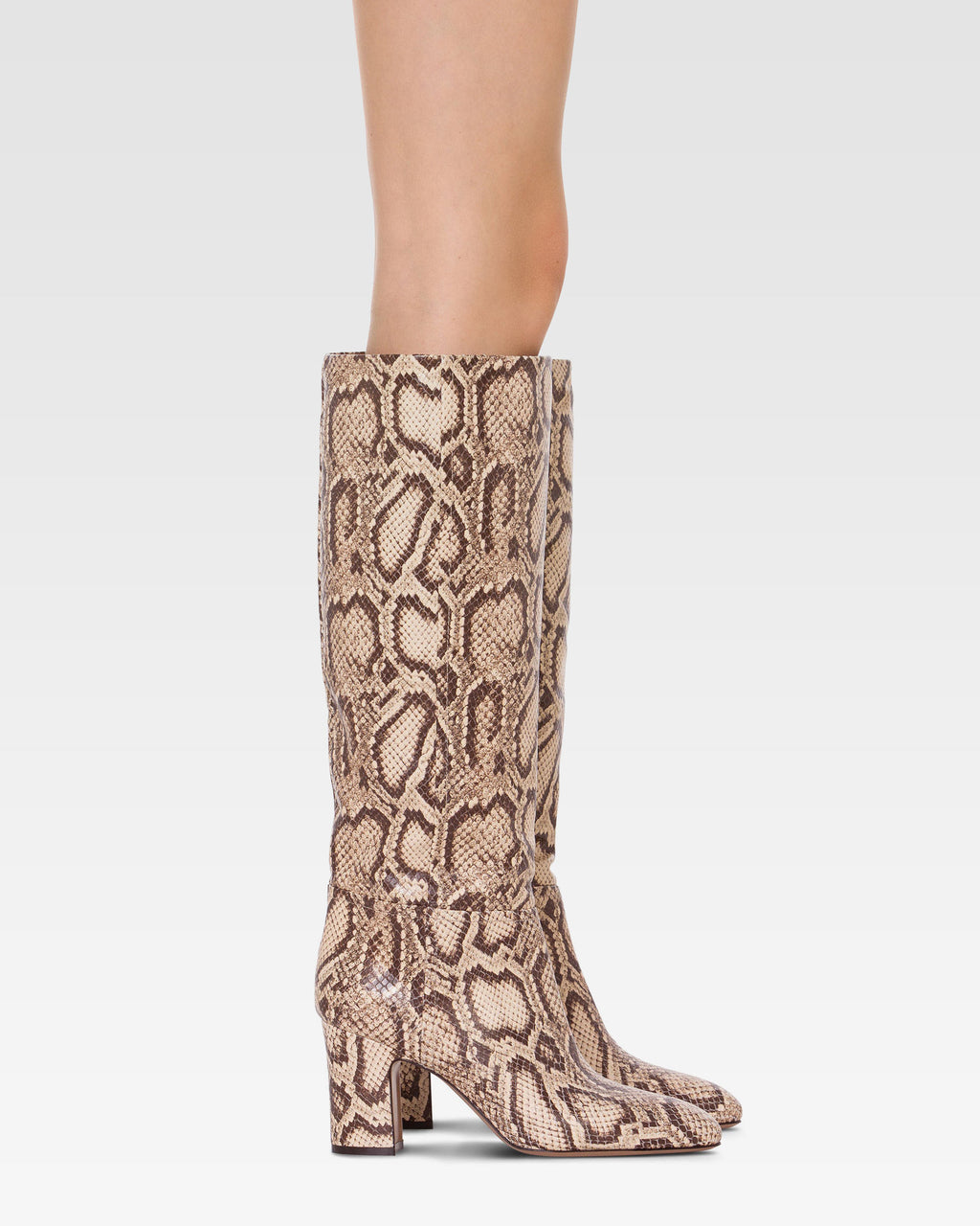 Stiefel aus weissem und dunkelbraunem Leder mit Python-Print