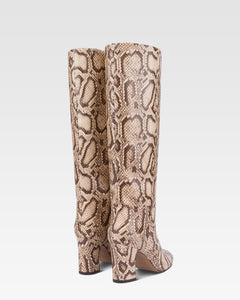 Stiefel aus weissem und dunkelbraunem Leder mit Python-Print