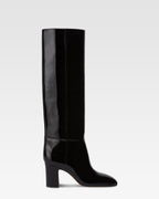 Stiefel aus schwarzem Lackleder.