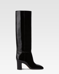 Stiefel aus schwarzem Lackleder.