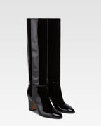 Stiefel aus schwarzem Lackleder.