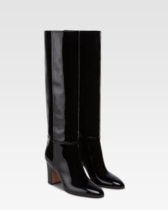 Stiefel aus schwarzem Lackleder.