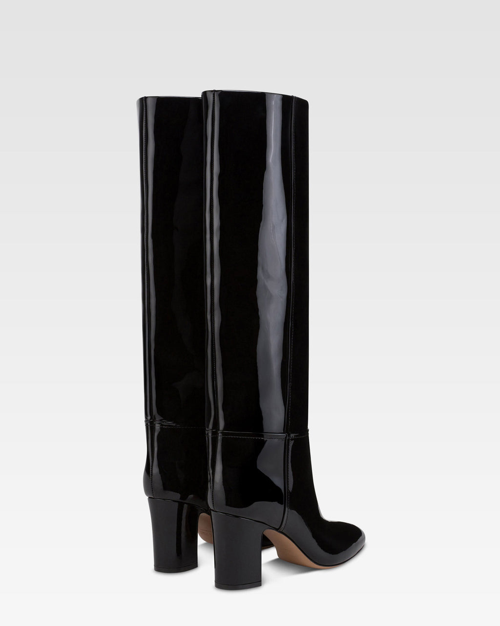 Stiefel aus schwarzem Lackleder.