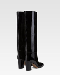 Stiefel aus schwarzem Lackleder.