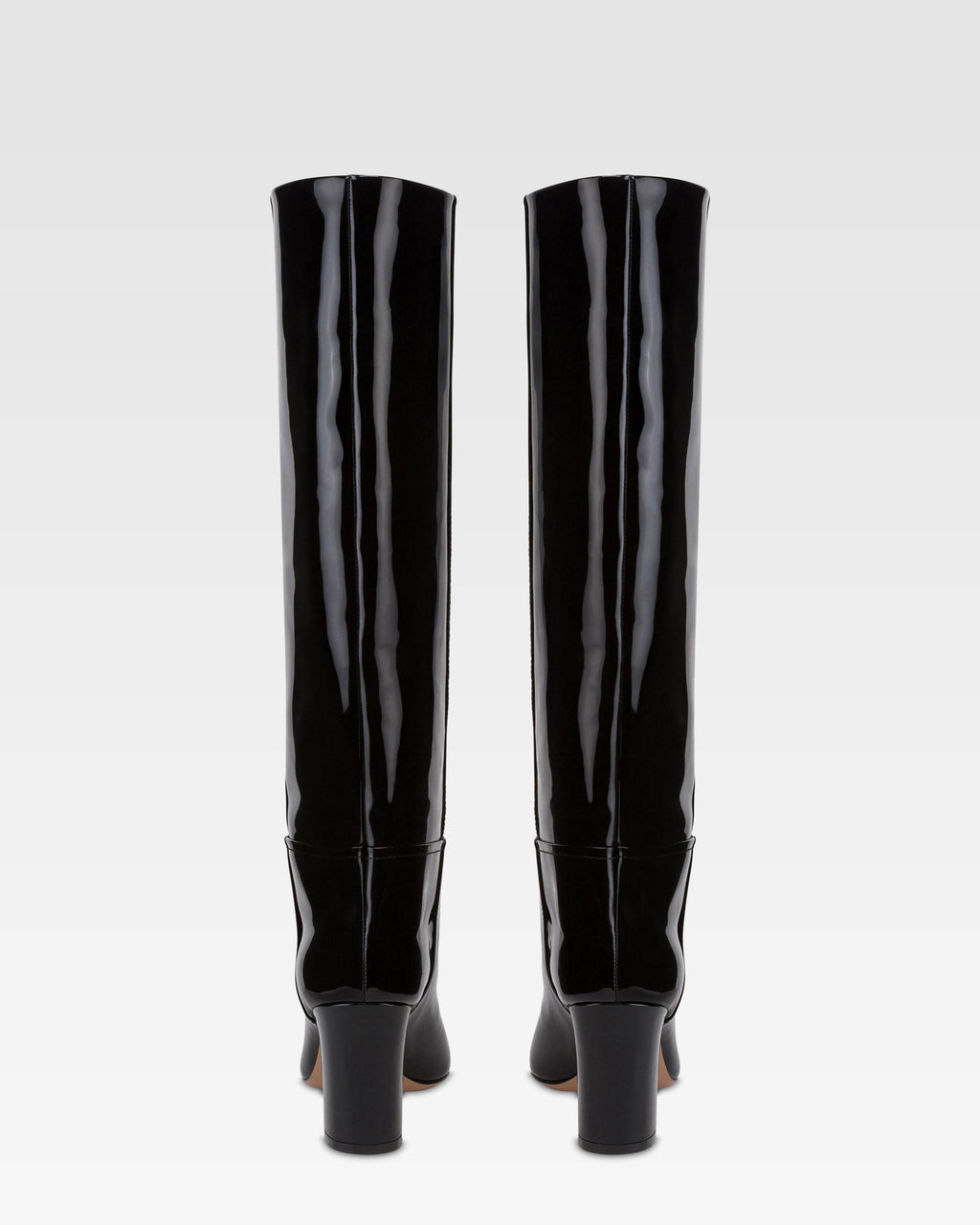 Stiefel aus schwarzem Lackleder.