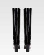 Stiefel aus schwarzem Lackleder.