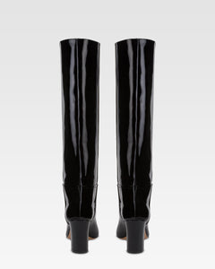 Stiefel aus schwarzem Lackleder.