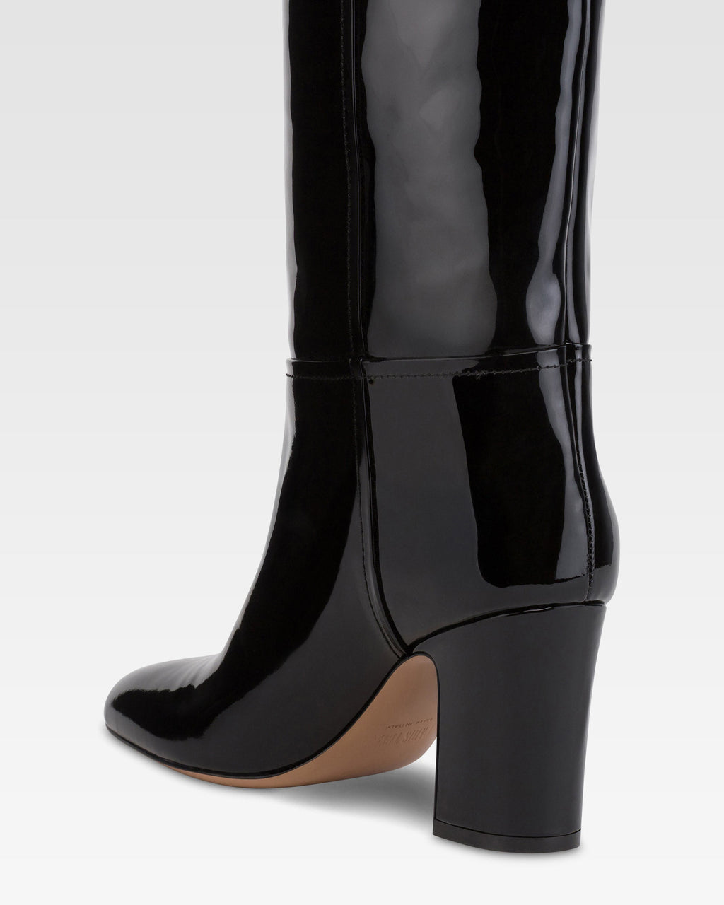 Stiefel aus schwarzem Lackleder.