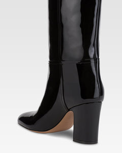 Stiefel aus schwarzem Lackleder.