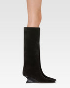 Botas en ante de becerro color negro con tacon de piel de lagarto