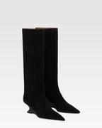 Botas en ante de becerro color negro con tacon de piel de lagarto