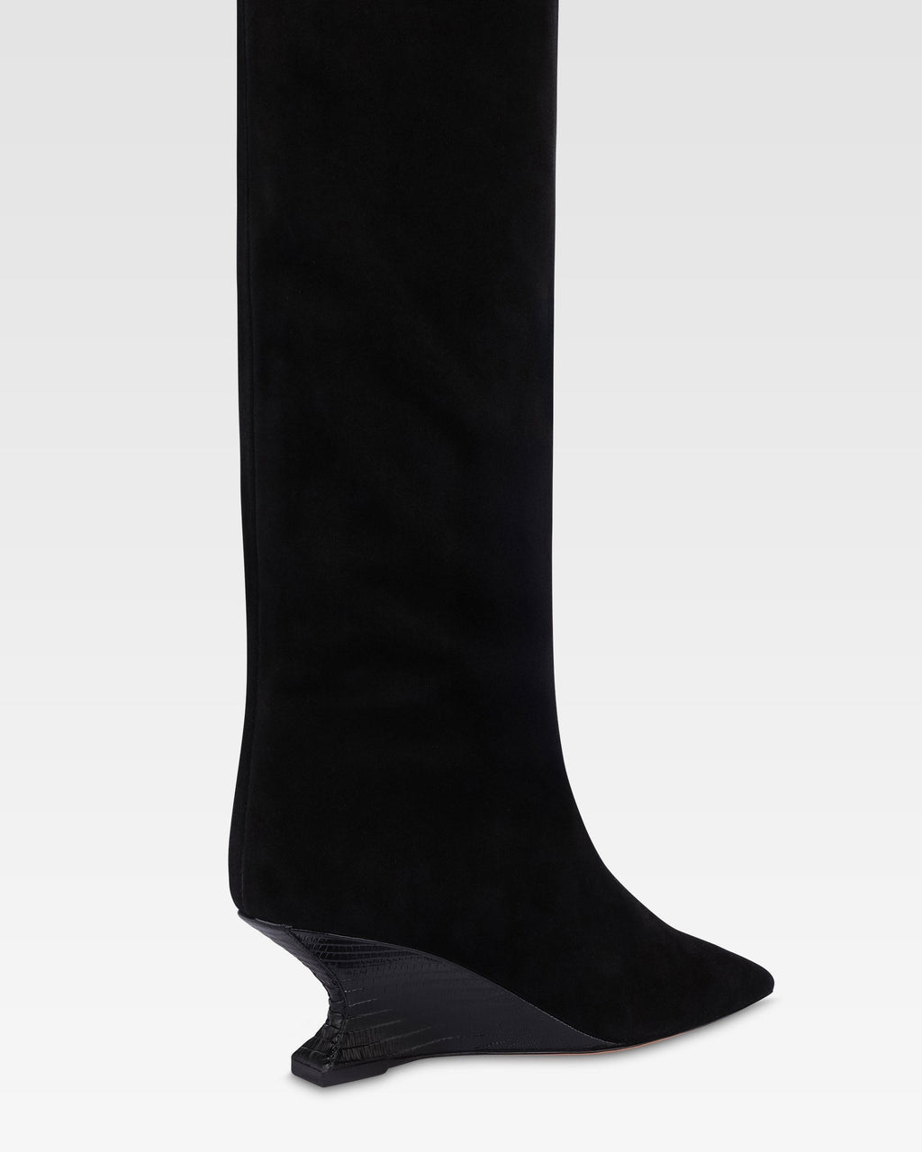 Botas en ante de becerro color negro con tacon de piel de lagarto