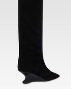 Botas en ante de becerro color negro con tacon de piel de lagarto