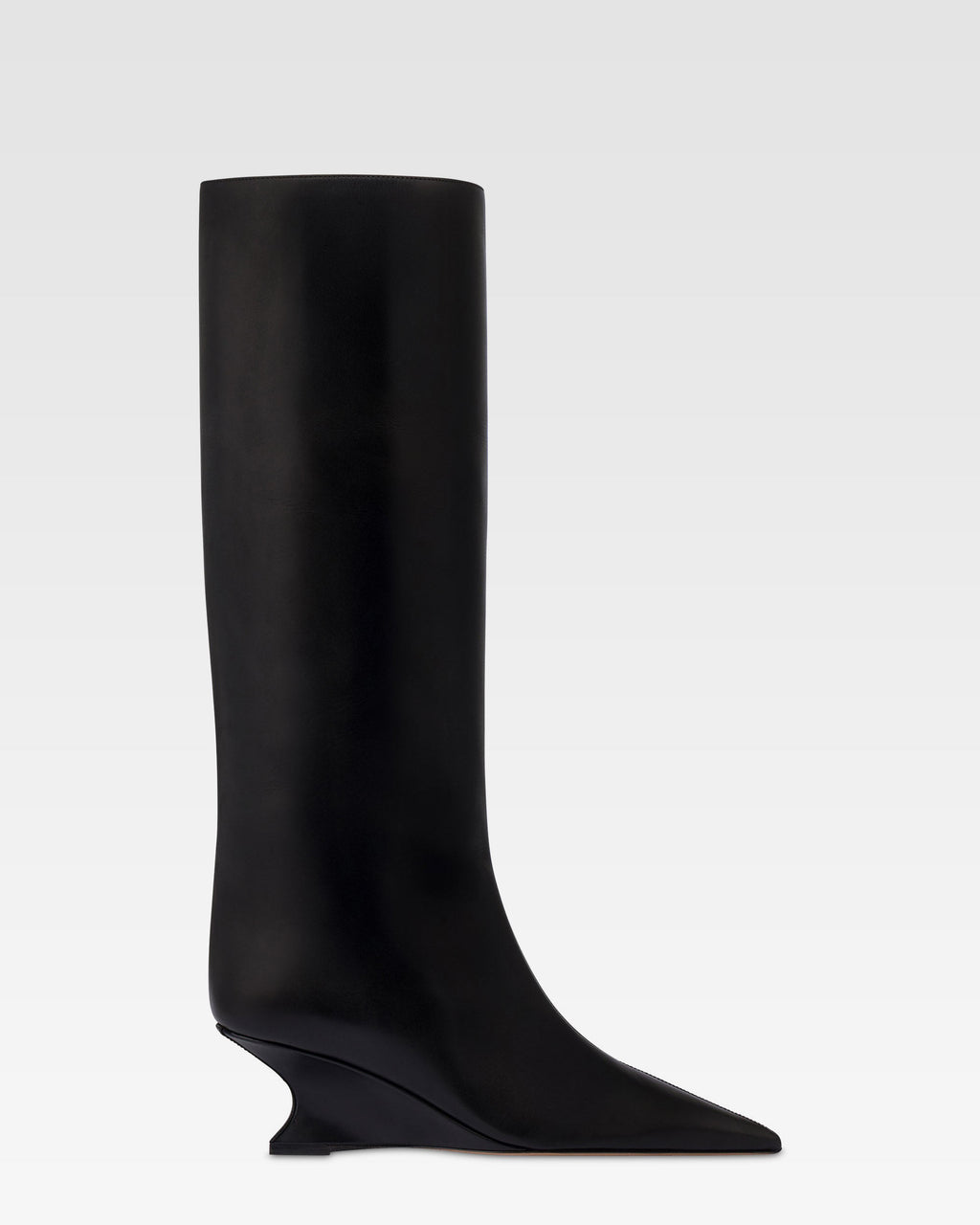 Boots in black calf leather.