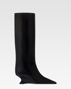 Boots in black calf leather.